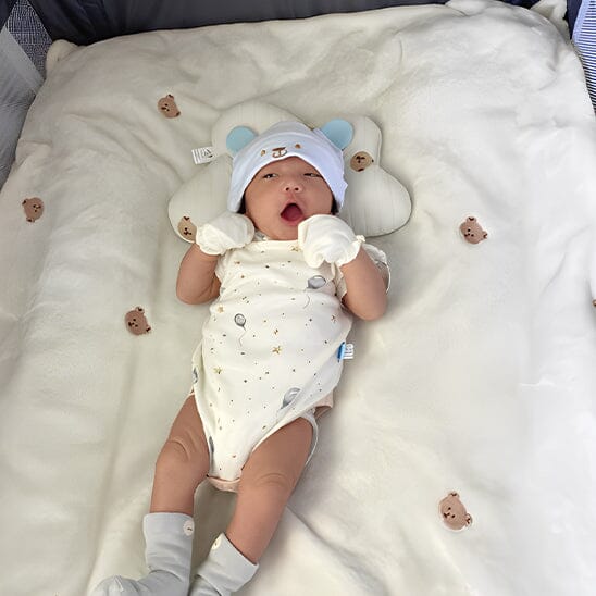 Couverture bébé-dort-sur-lit