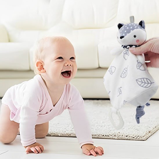 Doudou bébé regarde