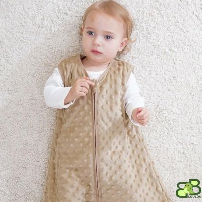 Gigoteuse bebe beige enfant regarde