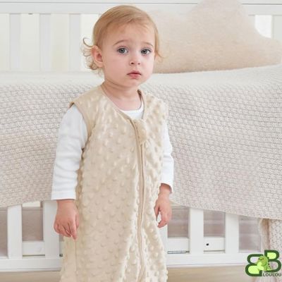 Gigoteuse bebe beige enfant devant lit