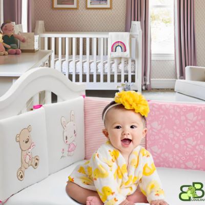 Tour de lit fille assis