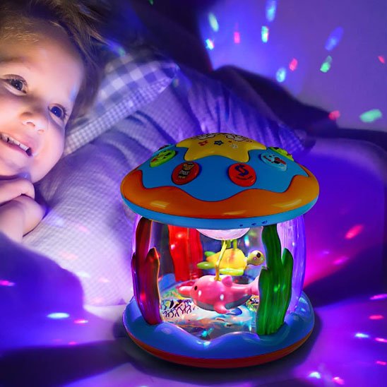 Projecteur veilleuse fille dans lit