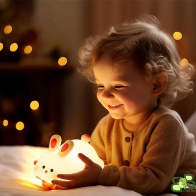 Veilleuse bebe maman fille tient lampe 