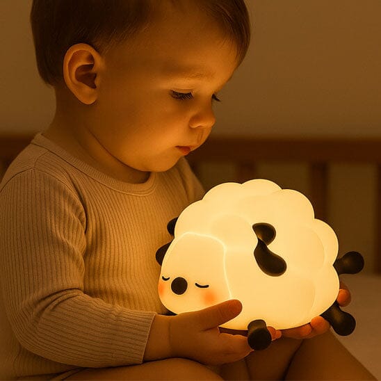 Veilleuse-enfant-lampe-dans les-mains-enfant