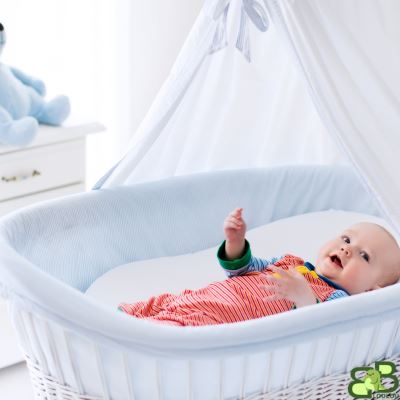 Ciel de lit bébé enfant dans lit