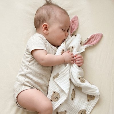 Doudou bébé dort contre