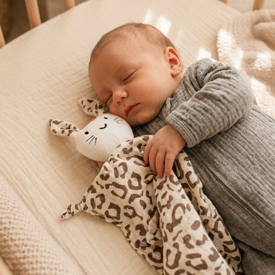 Doudou bébé leopard enfant dort