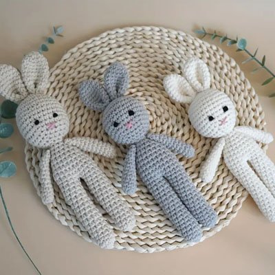 Doudou lapin blanc gris bleu