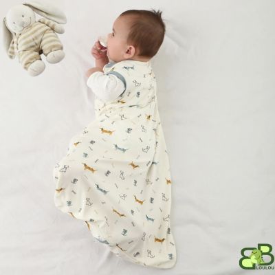 Gigoteuse bebe allonge devant doudou