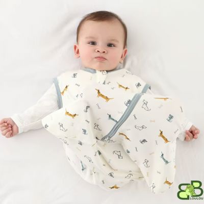 Gigoteuse bebe regarde