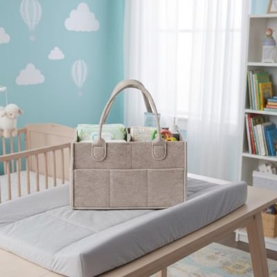 Panier de rangement bébé beige sur matelas