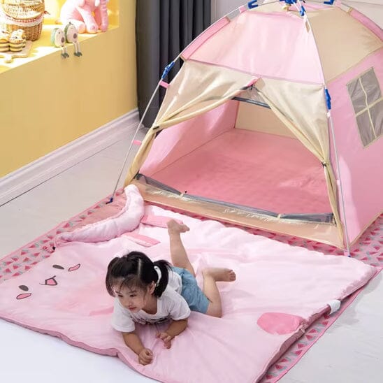 Sac de couchage enfant fille devant tente