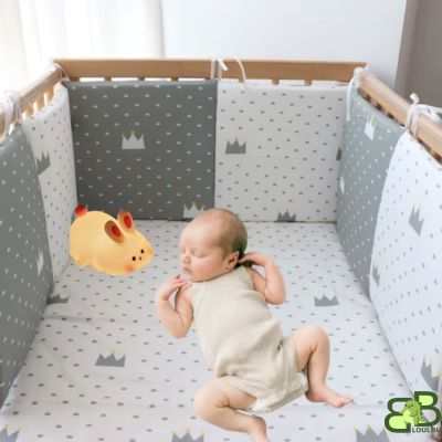 tour de lit bebe enfant allonge dans lit