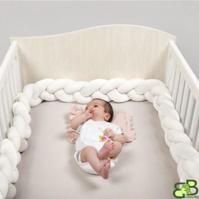 tresse de lit bébé allongé