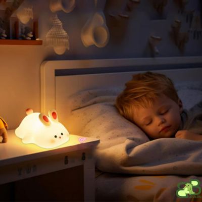 Veilleuse bebe dans lit lampe allume