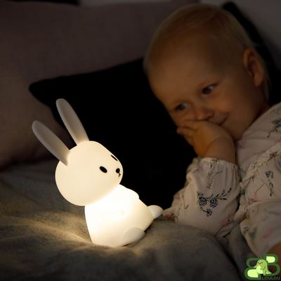 veilleuse bebe fille regarde lampe